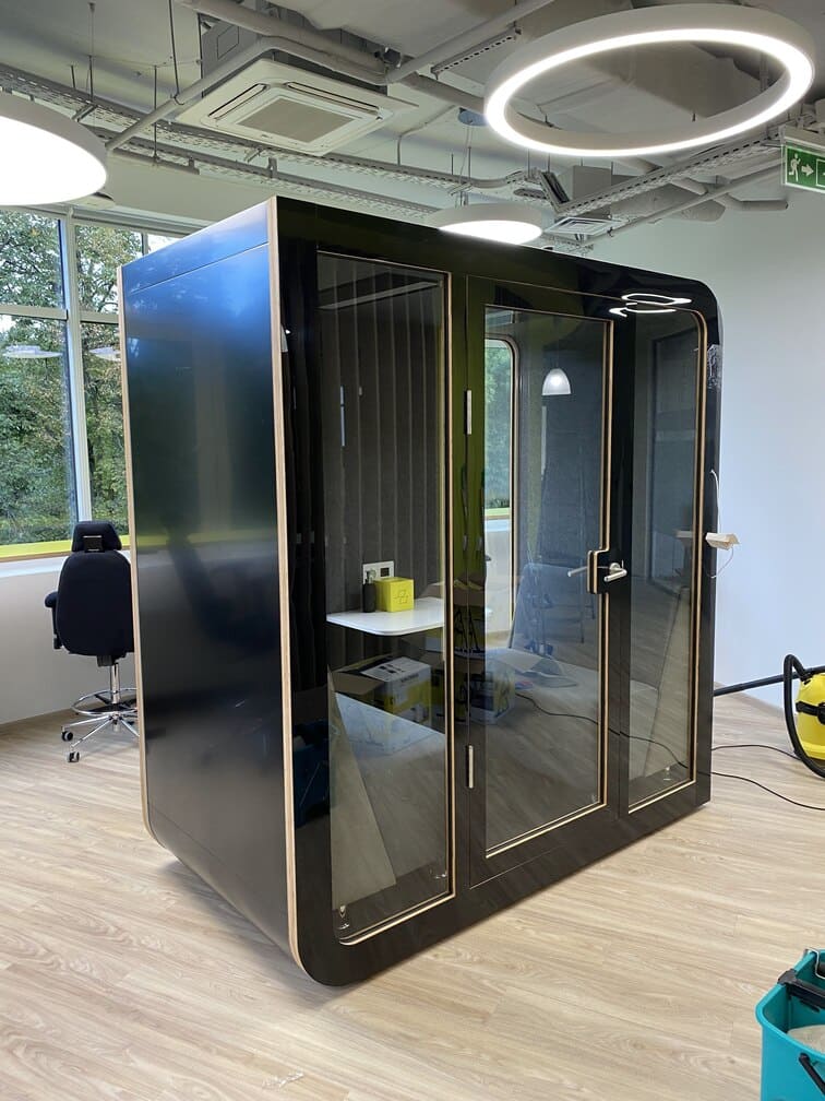 Акустична кабіна SilentBox в сучасному офісі