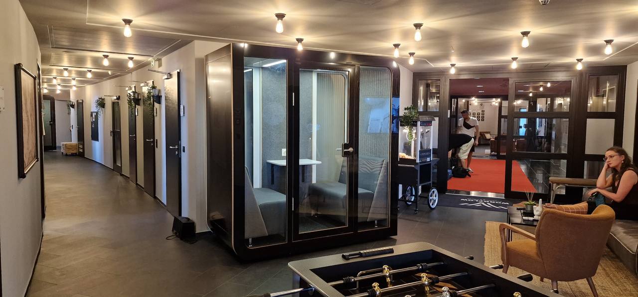 SilentBox кабіна в дизайнерському офісі