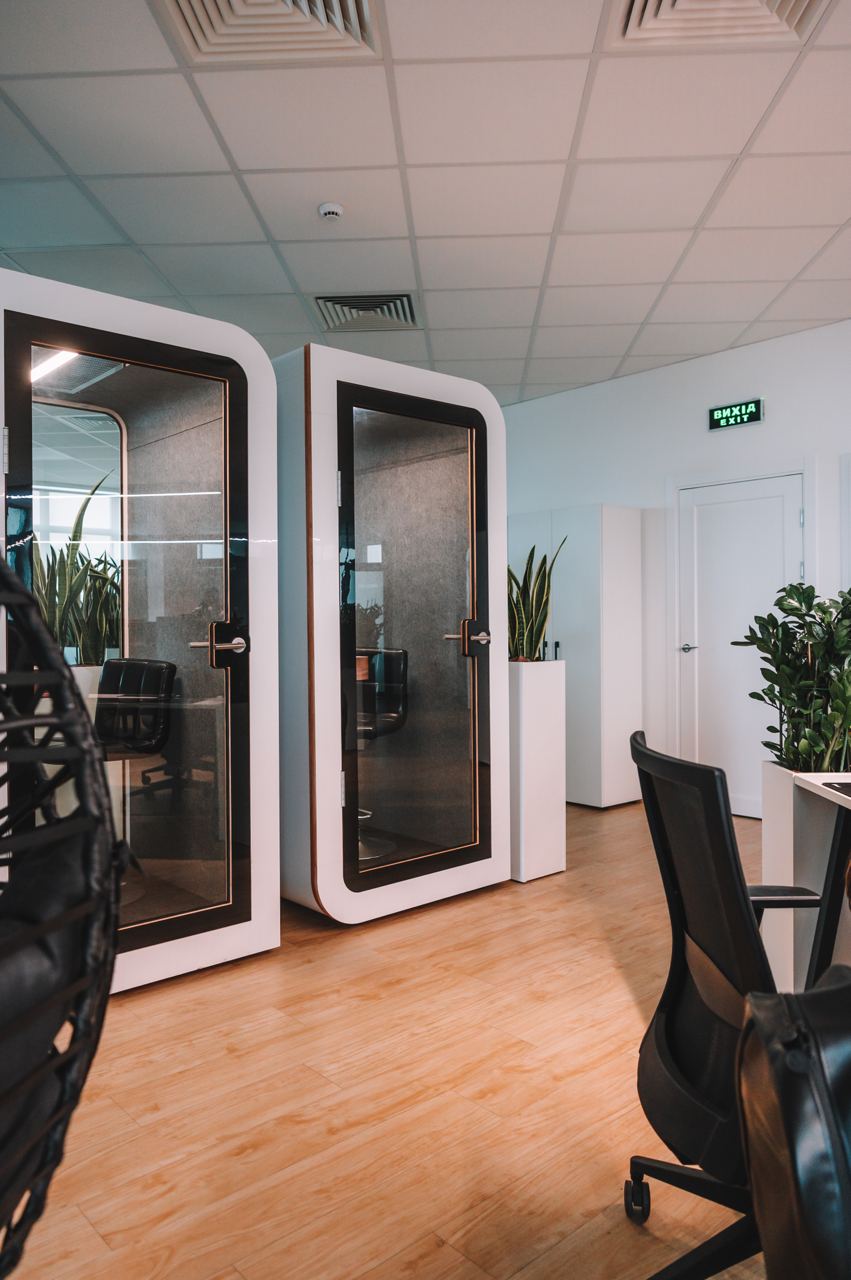 Кабіна SilentBox в інтер'єрі офісу